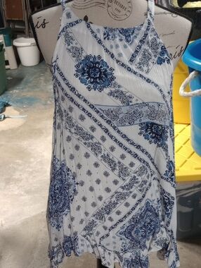 Blue & White Patterned Sleeveless Shirt